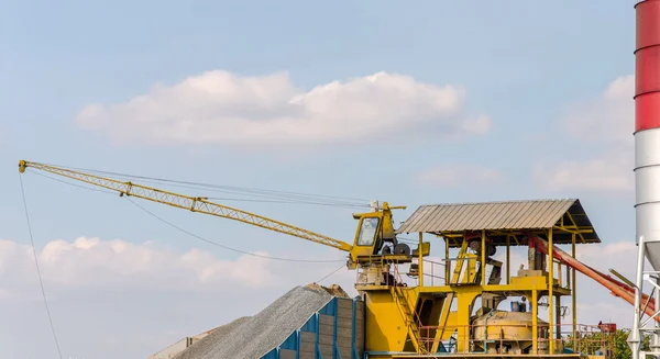 Cementfabriek een mixer cement toren — Stockfoto