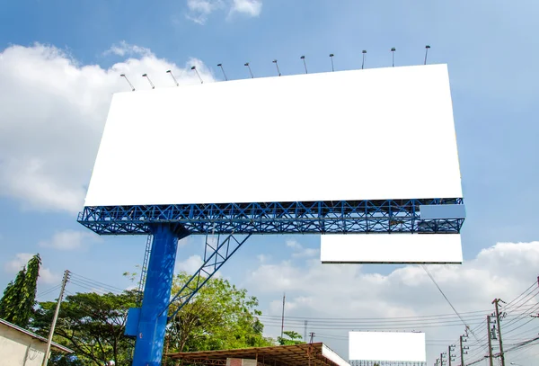 Leere Plakatwand bereit für neue Werbung und blauen Himmel — Stockfoto