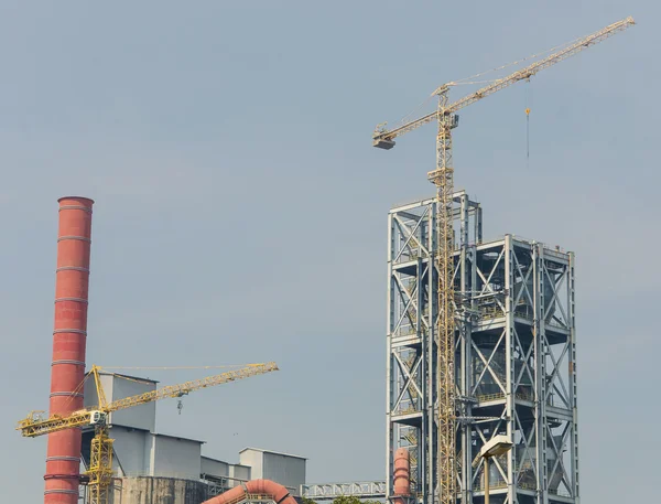 Промышленная зона, стальные трубопроводы и краны на заводе — стоковое фото