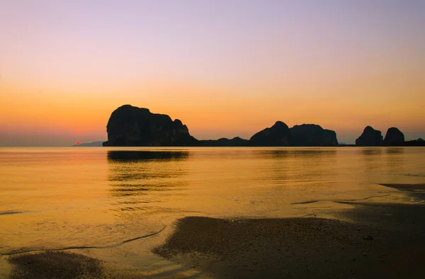 Solnedgång på stranden pak meng, trang thailand — Stockfoto