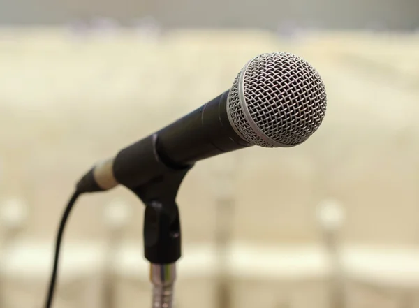 Närbild på mikrofonen i konferenslokal — Stockfoto