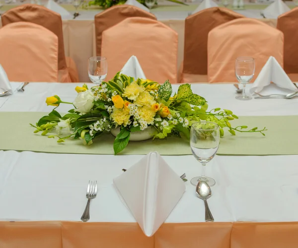 Tavola apparecchiata per una festa o una cena — Foto Stock