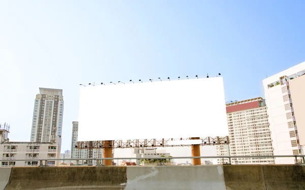 Velké prázdné billboard na silnici s město na pozadí — Stock fotografie