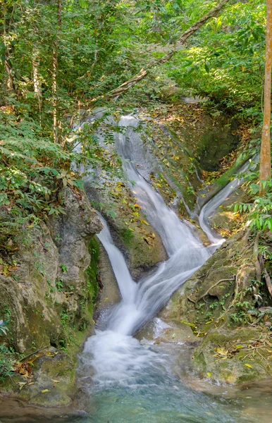 Cachoeira na floresta profunda no Parque Nacional da Cachoeira de Erawan — Fotografia de Stock