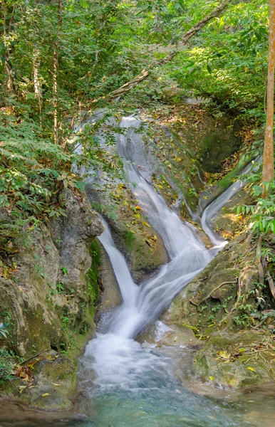 Cascada en bosque profundo en el Parque Nacional de la Cascada de Erawan — Foto de Stock