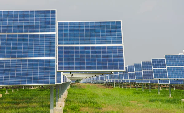 Central eléctrica que utiliza energía solar renovable — Foto de Stock