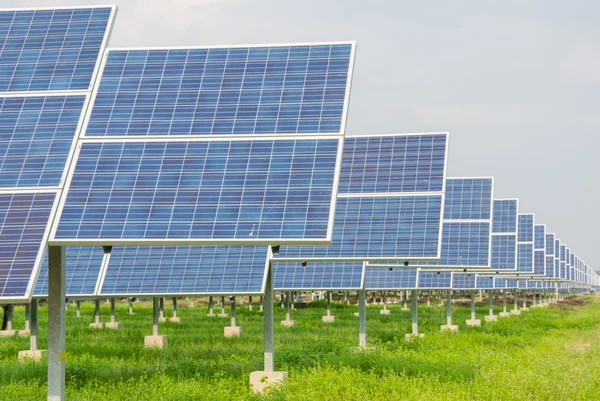Μονάδα ηλεκτροπαραγωγής που χρησιμοποιεί ανανεώσιμες ηλιακές πηγές ενέργειας — Φωτογραφία Αρχείου