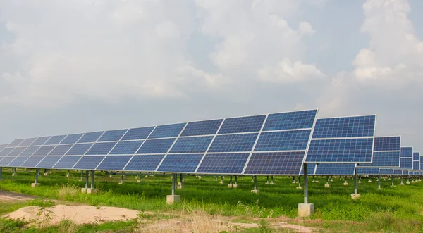 Μονάδα ηλεκτροπαραγωγής που χρησιμοποιεί ανανεώσιμες ηλιακές πηγές ενέργειας — Φωτογραφία Αρχείου