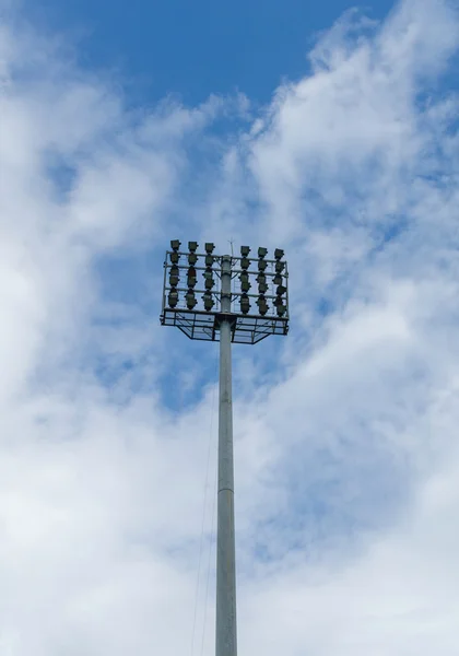 Mavi gökyüzünde spot ışık kulesi — Stok fotoğraf