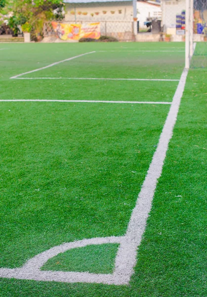 Striscia bianca sul campo da calcio verde vista dall'alto — Foto Stock