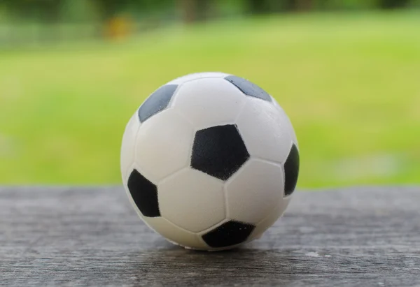 Calcio su tavola con sfondo verde — Foto Stock