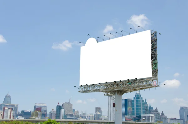 Große leere Plakatwand auf der Straße mit Stadtblick Hintergrund — Stockfoto