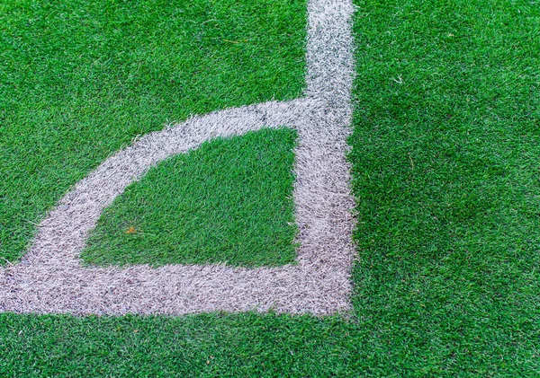 Biały pasek na zielonym boisku do piłki nożnej od góry widok — Zdjęcie stockowe