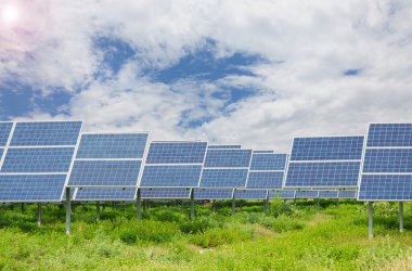 Yenilenebilir güneş enerjisi kullanan enerji santrali