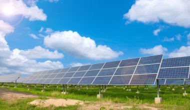 Yenilenebilir güneş enerjisi kullanan enerji santrali