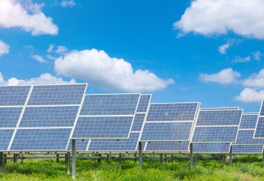 Yenilenebilir güneş enerjisi kullanan enerji santrali