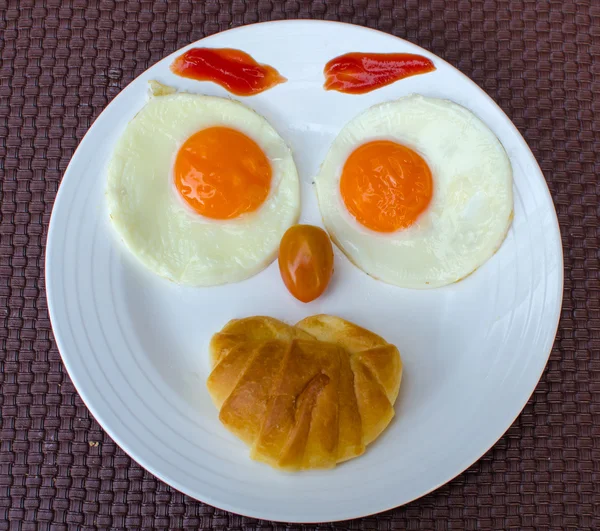 朝食の卵をフライパン幸せそうな顔 — ストック写真
