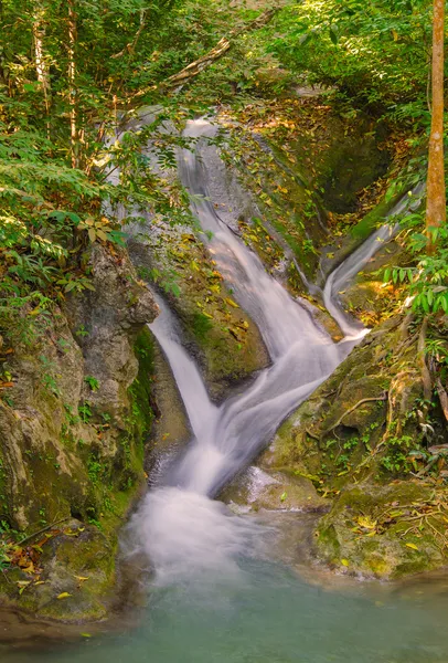 Cachoeira na floresta profunda no Parque Nacional da Cachoeira de Erawan — Fotografia de Stock