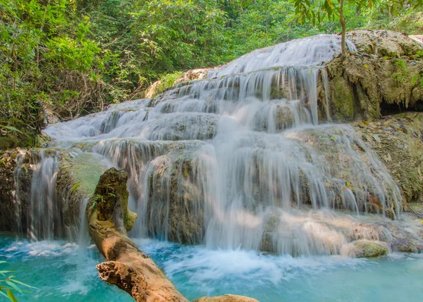 Vodopád v hlubokém lese v národním parku erawan vodopád — Stock fotografie