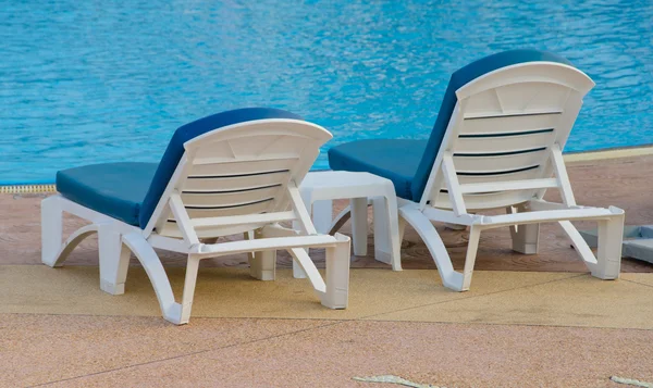 Plaj sandalyeleri Yüzme Havuzu yakınlarında — Stok fotoğraf