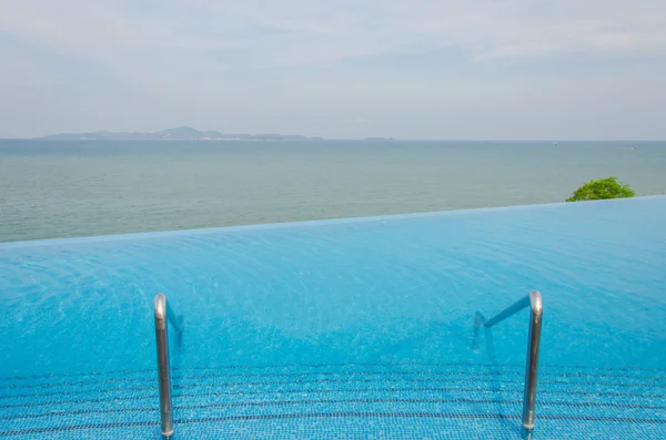 Luxus-Pool vor dem Meer — Stockfoto