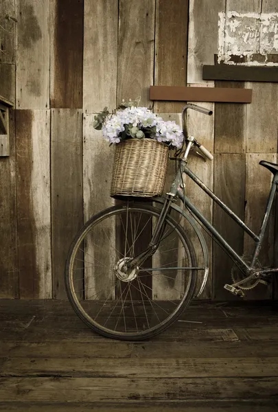 Old ladies bicycle leaning against a wooden plank — Stock Photo, Image