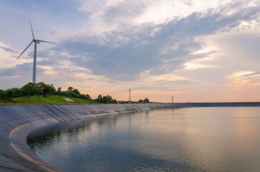 Baraj Kaptaj elektrik üreten rüzgar türbini