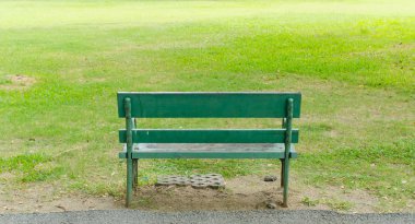Parktaki ahşap park bankında.
