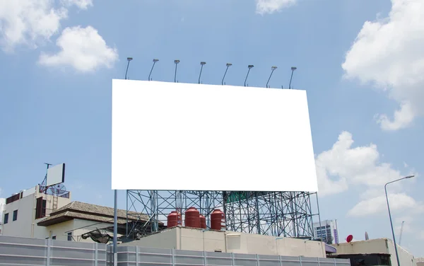 Gran valla publicitaria en blanco en la carretera con vista a la ciudad fondo —  Fotos de Stock