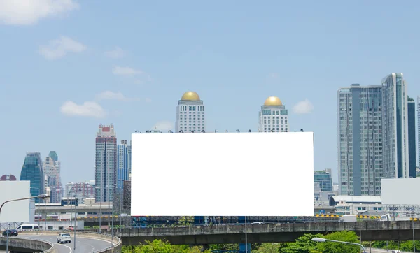 Große leere Plakatwand auf der Straße mit Stadtblick Hintergrund — Stockfoto