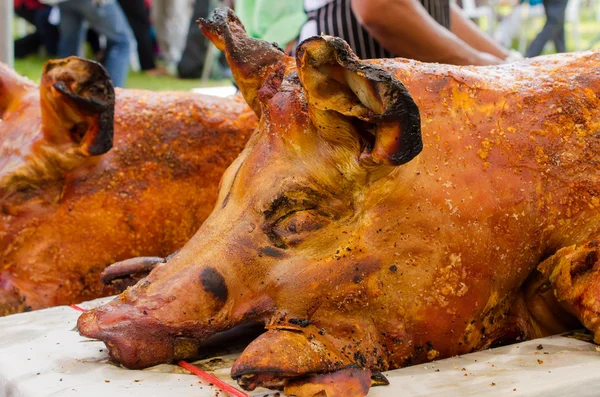 Grelhado porco assado inteiro Spit torrefação é um tradicional — Fotografia de Stock