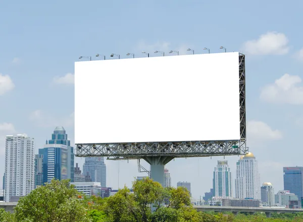 Duże puste billboard na drodze z miasta tło widoku — Zdjęcie stockowe
