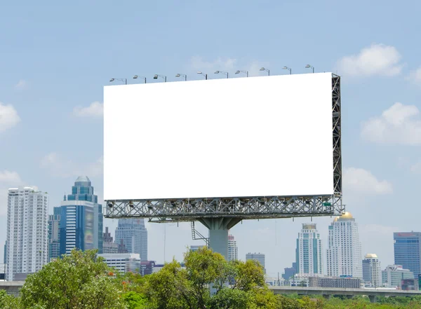 Grande outdoor em branco na estrada com vista para a cidade fundo — Fotografia de Stock