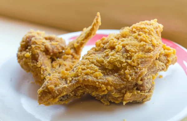 Pollo fritto su un piatto — Foto Stock