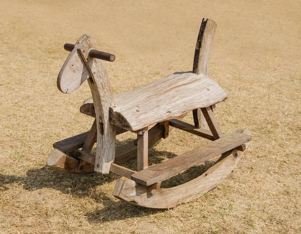 Cavallo a dondolo in legno nel parco giochi — Foto Stock