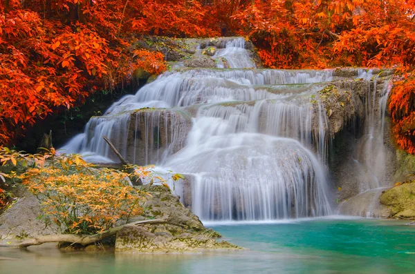 Cascada en bosque profundo en el Parque Nacional de la Cascada de Erawan —  Fotos de Stock