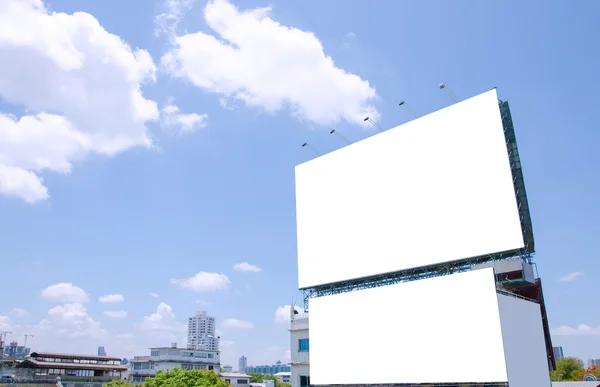 Grote lege billboard op weg met de achtergrond van de weergave van de stad — Stockfoto