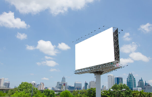 большой пустой рекламный щит на дороге с видом на город
