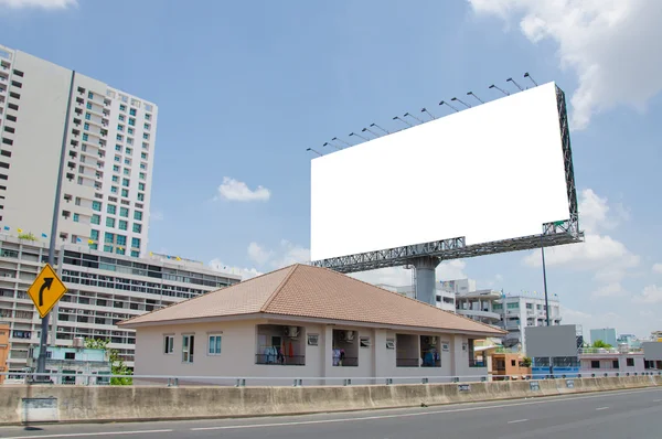 Grand panneau d'affichage blanc sur la route avec vue sur la ville arrière-plan — Photo