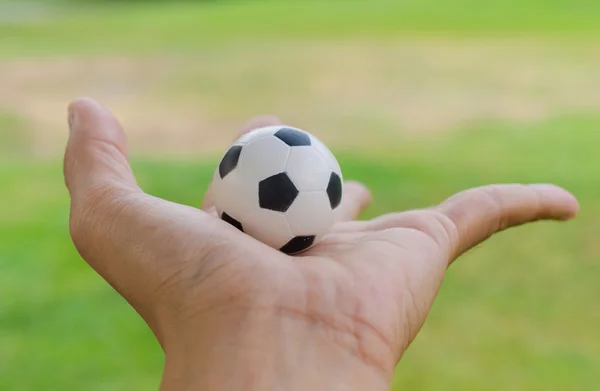 Petit ballon de football à la main . — Photo