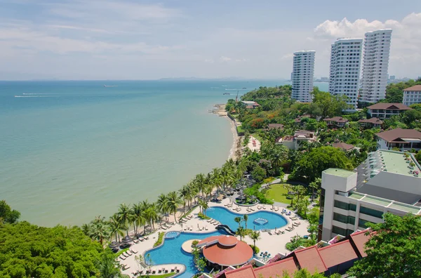 Vista dall'alto delle piscine sulla spiaggia tropicale in hotel di lusso — Foto Stock