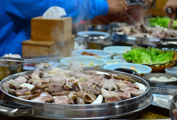 Barbecue coréen - la viande est cuite sur la cuisinière — Photo