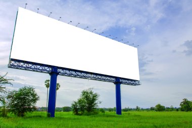 boş billboard çayır üzerinde yeni reklam için hazır