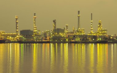 petrol rafinerisi fabrikada twilight bangkok Tayland.