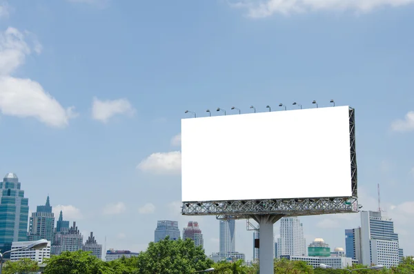 Cartellone bianco pronto per la nuova pubblicità — Foto Stock