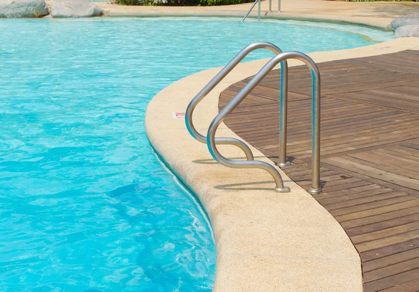 Blue swimming pool with staircase at hotel — Stock Photo, Image