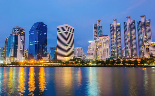 Centro de la ciudad por la noche con la reflexión del edificio en el río Ban —  Fotos de Stock