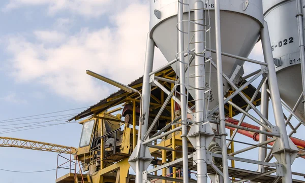 Fábrica de cemento una torre de cemento mezclador — Foto de Stock