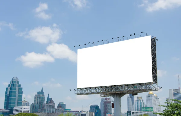 Großes leeres Plakat unterwegs mit Hintergrund der Stadt-Ansicht — 图库照片