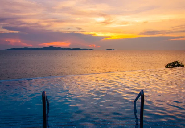 Luksusowy basen przed morza podczas zachodu słońca — Zdjęcie stockowe
